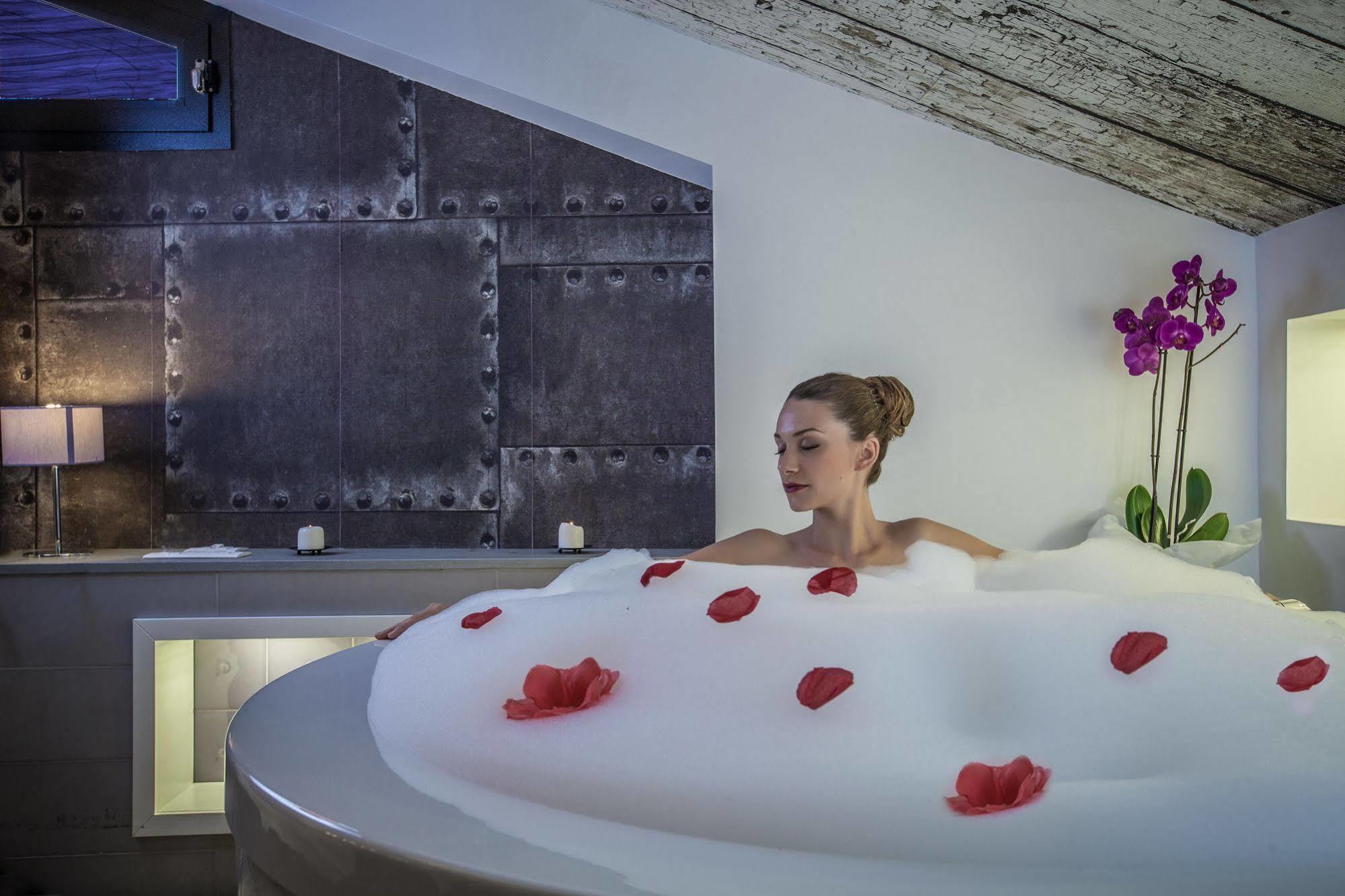 Emphasis Suites & Rooms Κάλιαρι Εξωτερικό φωτογραφία